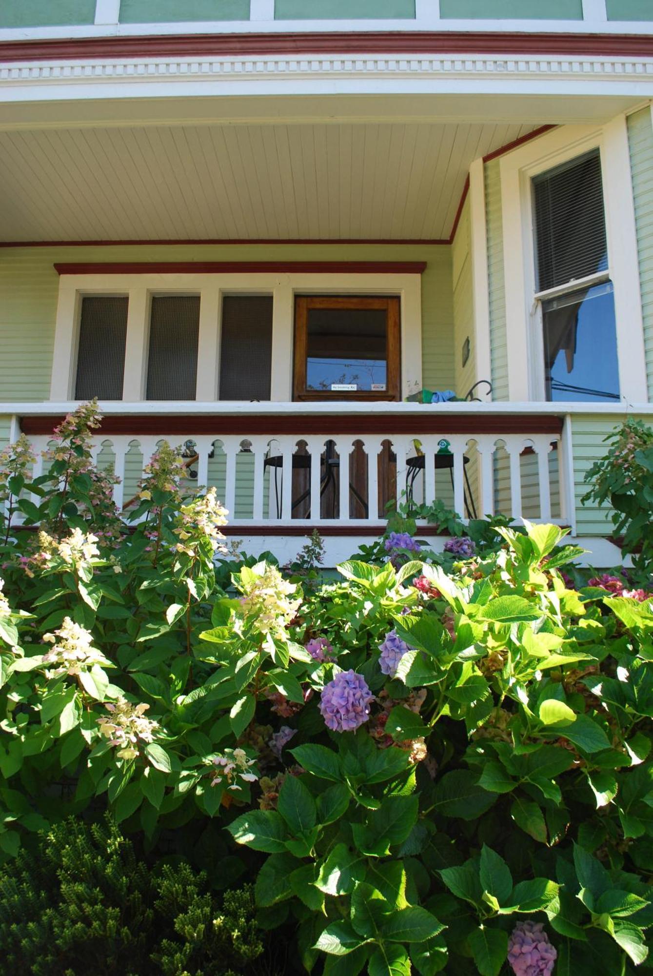 ויקטוריה Ocean Island Garden Suites מראה חיצוני תמונה