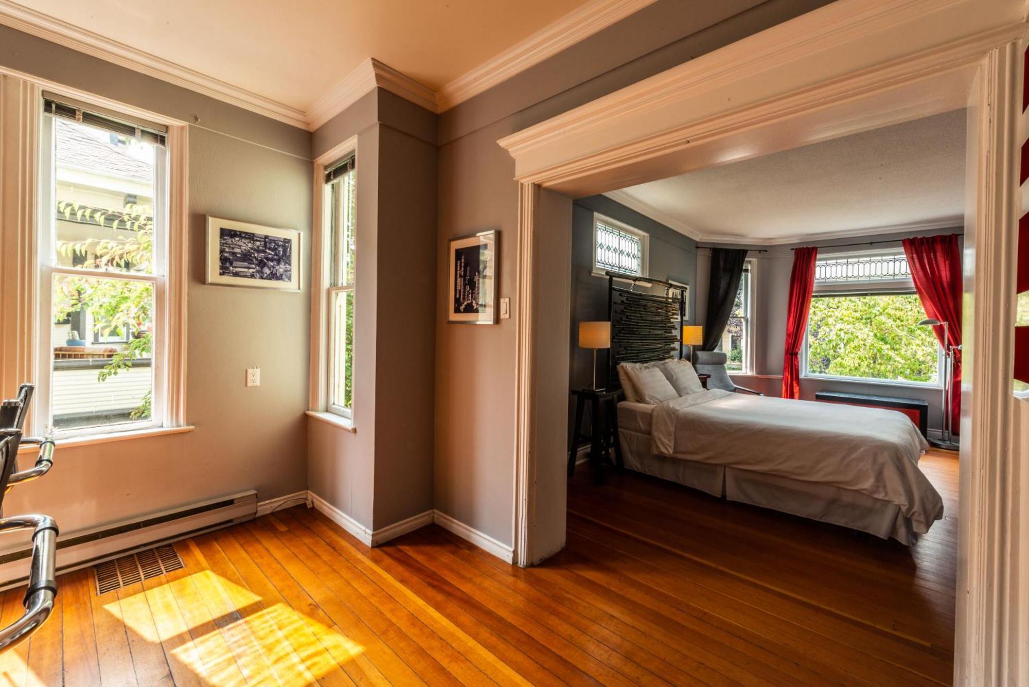 ויקטוריה Ocean Island Garden Suites חדר תמונה