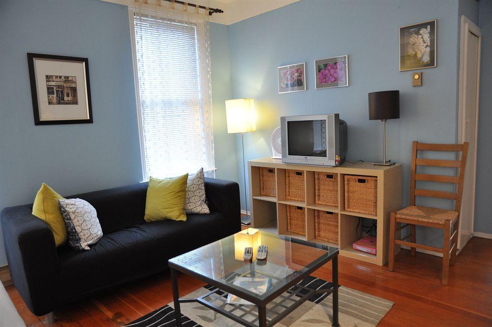 ויקטוריה Ocean Island Garden Suites מראה חיצוני תמונה