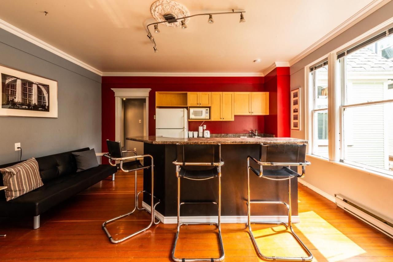 ויקטוריה Ocean Island Garden Suites מראה חיצוני תמונה