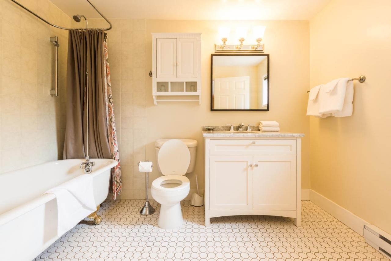 ויקטוריה Ocean Island Garden Suites מראה חיצוני תמונה