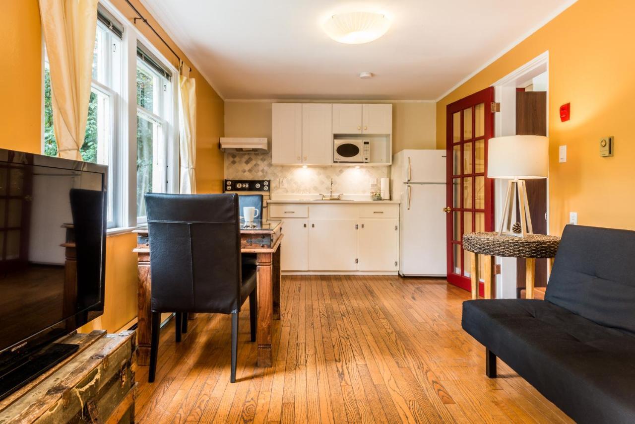ויקטוריה Ocean Island Garden Suites מראה חיצוני תמונה